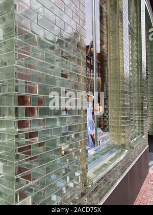 Nahaufnahme der Store die Fassade mit Glasbausteinen in Amsterdam. Stockfoto