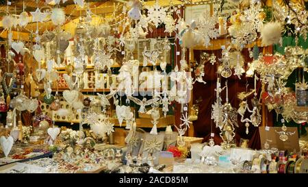 Weihnachtsmarkt mit Baum dekoriert Ornamente Produkte Stern, Engel, Spielzeug, Kugeln, Girlanden, verschiedenen, Ornamente, und die Tiere auf dem Pine gehängt sind Stockfoto