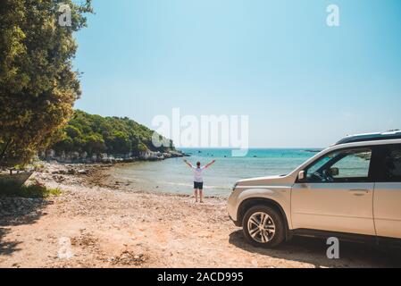 Reisen mit dem Auto Konzept Mann am Sommer, Strand, Meer Stockfoto