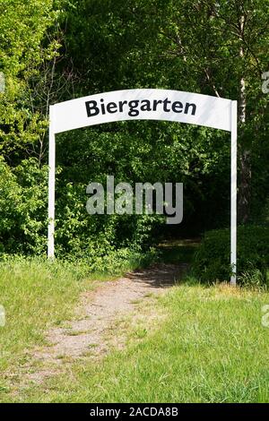 Biergarten Biergarten in Deutschland - Weg durch Eintrag arch Tor inmitten von Bäumen Stockfoto