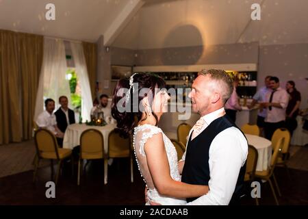 Die Leute tanzen und genießen sich bei einem Hochzeitsempfang, nach der Party im Manor Hotel and Guest House, Cheadle, Hochzeitsort der 2. Klasse Stockfoto