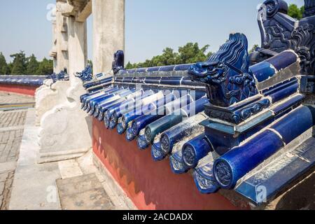 Chinesische Skulptur - qilin, auf dem Dach in der Nähe. Stockfoto