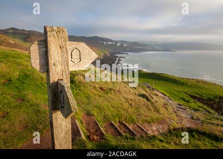 Holz- coastal path Zeichen auf den Klippen in der Nähe von Morte Punkt in North Devon, Großbritannien. Stockfoto