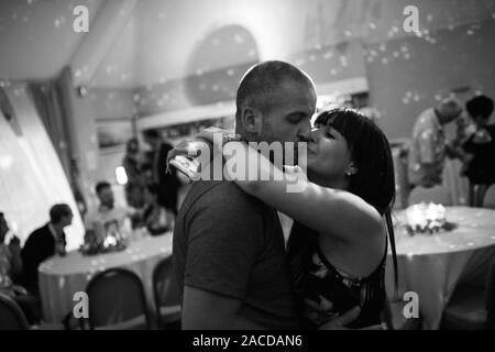 Die Leute tanzen und genießen sich bei einem Hochzeitsempfang, nach der Party im Manor Hotel and Guest House, Cheadle, Hochzeitsort der 2. Klasse Stockfoto