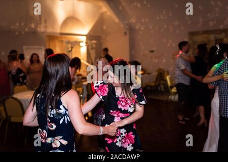 Die Leute tanzen und genießen sich bei einem Hochzeitsempfang, nach der Party im Manor Hotel and Guest House, Cheadle, Hochzeitsort der 2. Klasse Stockfoto