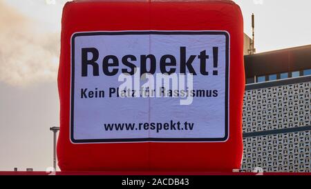 Braunschweig, Deutschland, 30. November, 2019: Schild mit der Aufschrift "Achtung, kein Platz für Rassismus" an der Demonstration gegen die AFD Partei confere Stockfoto