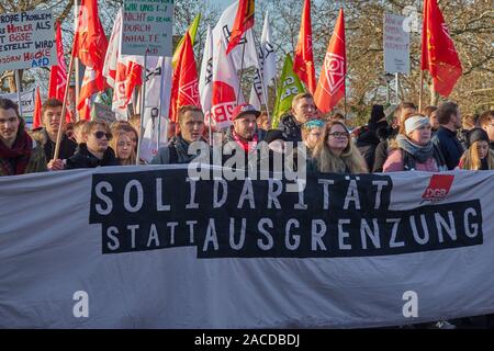 Braunschwig, Deutschland, 30. November, 2019: Proteste bei Demo gegen AFD Parteitag Aufruf zur Solidarität statt Ausgrenzung Stockfoto