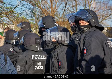 Braunschweig, Deutschland, 30. November, 2019: Maskierte Polizisten mit Maske und Helm in schwarzen Uniformen Stockfoto