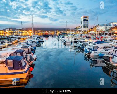 Moloen, Bodo, Norwegen - 18 August, 2019: Blick auf die Marina und die Segelboote, die während der Nacht. Yacht Hafen im Hafen von Bodo entfernt. Nordland. Euro Stockfoto