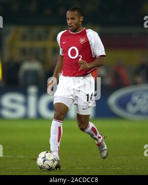 Westfalenstadion Dortmund Deutschland 30.10.2002, Fußball: Champions-League-Saison 2002/03, Borussia Dortmund (BVB, gelb) gegen Arsenal FC (ARS, rot) 2:1; Thierry HENRY (ARS) Stockfoto