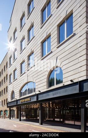 Portland Steinfassade und Haupteingang in der Perspektive. Devon House, London, Vereinigtes Königreich. Architekt: Steif+Trevillion Architekten, 2019. Stockfoto