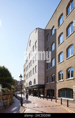 Portland Stein und Ziegel Fassade in der Perspektive. Devon House, London, Vereinigtes Königreich. Architekt: Steif+Trevillion Architekten, 2019. Stockfoto