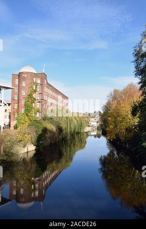 Herbstliche Farben, Fluss Wensum, alte Mühle Jarrold, Norwich UK November 2019 Stockfoto