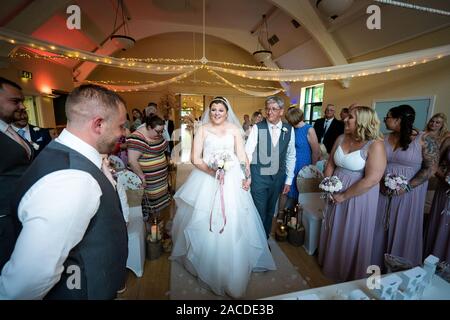 Eine traditionelle englische Hochzeitszeremonie im Haus Floral Hall, Tunstall, Stoke on Trent, Hochzeitsfotografie, Feier, traditionelle Hochzeit Stockfoto