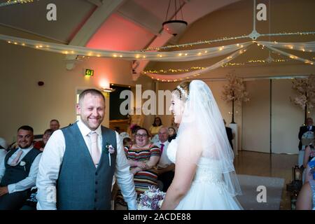 Eine traditionelle englische Hochzeitszeremonie im Haus Floral Hall, Tunstall, Stoke on Trent, Hochzeitsfotografie, Feier, traditionelle Hochzeit Stockfoto