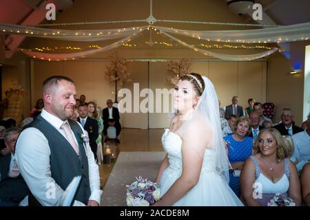 Eine traditionelle englische Hochzeitszeremonie im Haus Floral Hall, Tunstall, Stoke on Trent, Hochzeitsfotografie, Feier, traditionelle Hochzeit Stockfoto