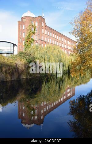 Herbstliche Farben, Fluss Wensum, alte Mühle Jarrold, Norwich UK November 2019 Stockfoto