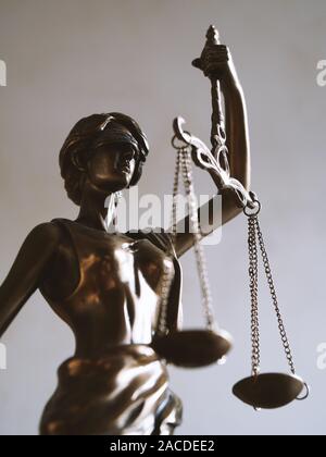 Dame Justiz oder justitia mit verbundenen Augen - Figurine holding Balance Waagen-Gesetz die Zuständigkeit und Unparteilichkeit Symbol Stockfoto