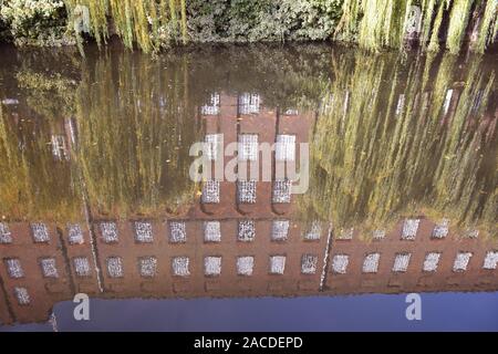 Herbstliche Farben, Fluss Wensum, alte Mühle Jarrold, Norwich UK November 2019 Stockfoto