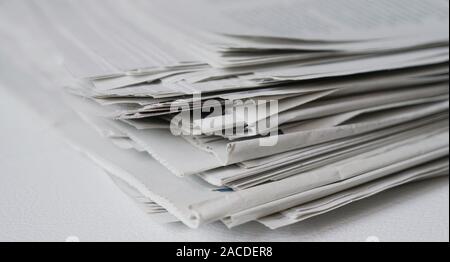Unordentlicher Stapel Zeitungen oder Zeitungen - Nachrichten oder Papier recycling Konzept Stockfoto