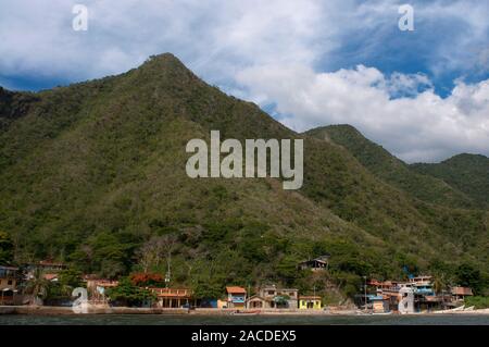 Boote in Chuao Strand in Falcon, in Venezuela - Henri Pittier Nationalpark, in Venezuela. Es stellt einen großen touristischen Interesse, indem Sie eine der t Stockfoto