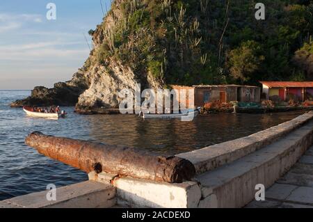 Malecón und Kanone in Choroni Strand in Falcon, in Venezuela - Henri Pittier Nationalpark, in Venezuela. Es stellt einen großen touristischen Interesse, durch Stockfoto
