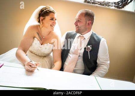 Eine traditionelle englische Hochzeitszeremonie im Haus Floral Hall, Tunstall, Stoke on Trent, Hochzeitsfotografie, Feier, traditionelle Hochzeit Stockfoto