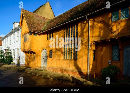 Die orange lackiert Kleine Halle, die Ende des 14. Jahrhunderts Holz - berühmte Haus auf dem Markt, Lavenham, Suffolk, England, Großbritannien Stockfoto