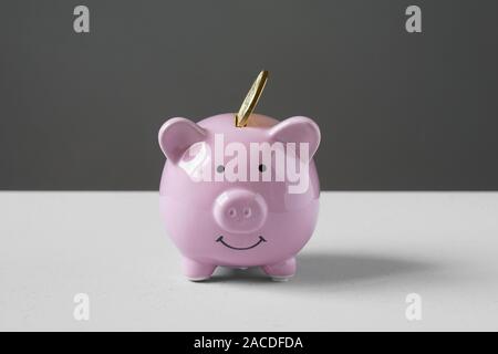 Piggy Bank oder Geld Box mit Münze - Finanz- und Sparkonzept mit Kopie Raum Stockfoto