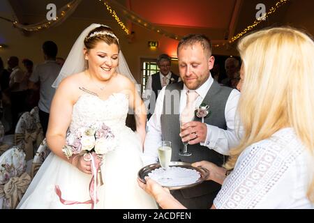 Eine traditionelle englische Hochzeitszeremonie im Haus Floral Hall, Tunstall, Stoke on Trent, Hochzeitsfotografie, Feier, traditionelle Hochzeit Stockfoto