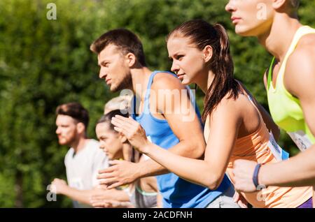 Sportler mit Abzeichen Nummern am Start des Rennens Stockfoto