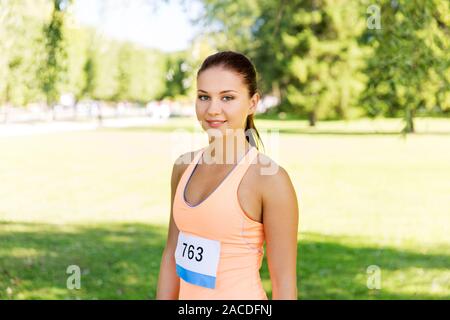 Frau läuft Marathon mit Ausweisnummer Stockfoto