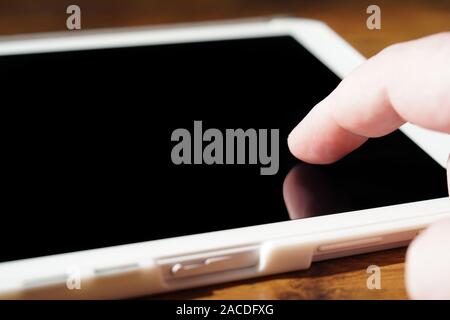 Close-up finger Touchscreen des Tablet-PC oder Computer Stockfoto