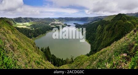 Die riesige Caldeira Sete Cidades mit grünen und blauen Kratersee ist ein Wahrzeichen der Azoren Insel Sao Miguel, Panorama-aufnahme - Ort: Portugal, Stockfoto