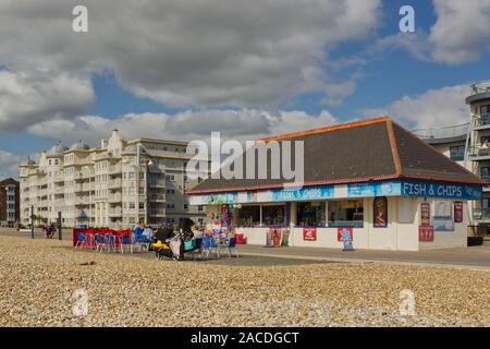 Chichester, England - September 5, 2019: Cafe am Strand und Strandpromenade in Chichester, West Sussex. Mit Menschen. Stockfoto