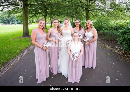 Braut und Brautjungfern haben Hochzeitsfotos in Floral Hall, Tunstall Park, Stoke on Trent, Hochzeitsfotos, Feiern, traditionelle englische Hochzeit Stockfoto