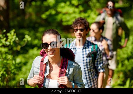 Eine Gruppe von Freunden mit Rucksäcken Wandern im Wald Stockfoto