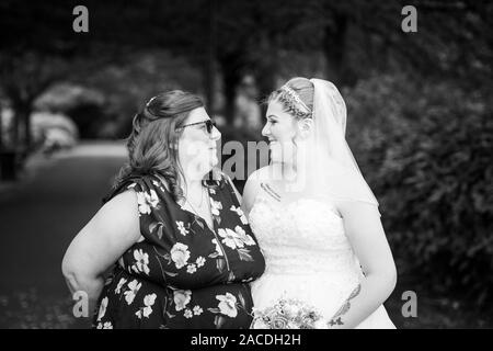 Braut und Brautjungfern haben Hochzeitsfotos in Floral Hall, Tunstall Park, Stoke on Trent, Hochzeitsfotos, Feiern, traditionelle englische Hochzeit Stockfoto