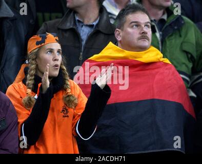 Arena auf Schalke, Gelsenkirchen Deutschland, 20.11.2002, Fußball: Internationale freundlich, Deutschland (GER, Weiß) vs Niederlande (NED, orange) 1:3 Lüfter o Holland und Deutschland. Stockfoto