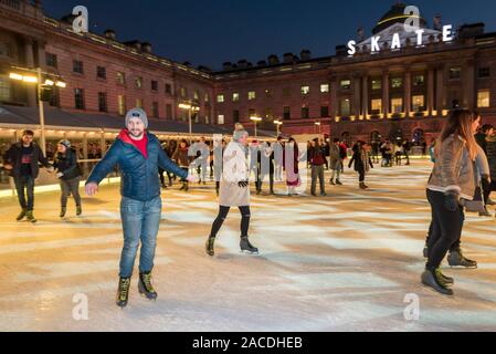 London, Großbritannien. 2. Dezember 2019. Die Menschen genießen die Eisbahn im Somerset House vor der ersten in Großbritannien je Skate All-Nighter, der am 7. Dezember stattfindet. Zu diesem Zeitpunkt, wie Somerset House hält seine Tür öffnen während der Nacht, Skater können, um das Eis zu nehmen und die Ausstellung "rund um die Uhr: ein Weckruf für unsere Non Stop Welt" genießen. Die Veranstaltung ist eine gemeinsame Produktion von Somerset House und Fortnum & Mason. Credit: Stephen Chung/Alamy leben Nachrichten Stockfoto