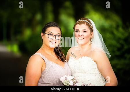 Braut und Brautjungfern haben Hochzeitsfotos in Floral Hall, Tunstall Park, Stoke on Trent, Hochzeitsfotos, Feiern, traditionelle englische Hochzeit Stockfoto