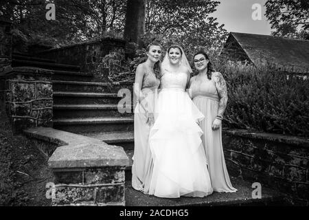 Braut und Brautjungfern haben Hochzeitsfotos in Floral Hall, Tunstall Park, Stoke on Trent, Hochzeitsfotos, Feiern, traditionelle englische Hochzeit Stockfoto