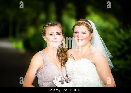 Braut und Brautjungfern haben Hochzeitsfotos in Floral Hall, Tunstall Park, Stoke on Trent, Hochzeitsfotos, Feiern, traditionelle englische Hochzeit Stockfoto