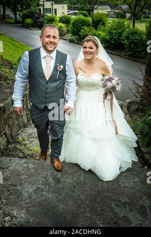 Braut und Bräutigam haben Hochzeitsfotos in Floral Hall, Tunstall Park, Stoke on Trent, Hochzeitsfotos, Feiern, traditionelle englische Hochzeit Stockfoto