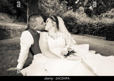 Braut und Bräutigam haben Hochzeitsfotos in Floral Hall, Tunstall Park, Stoke on Trent, Hochzeitsfotos, Feiern, traditionelle englische Hochzeit Stockfoto