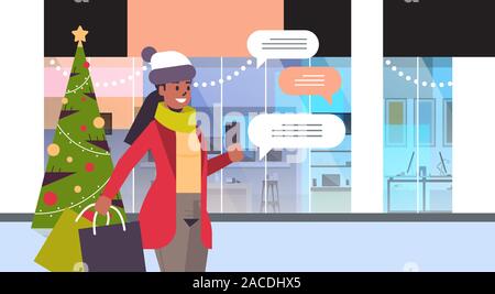 African American Girl mit Tüten mit Chat mobile App auf dem Smartphone social network Blase Kommunikation chat Weihnachten Konzept Portrait horizontale Vektor illustration Stock Vektor
