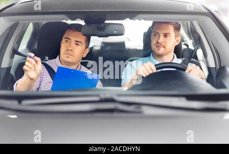 Auto Fahrschule Ausbilder und junge Fahrer Stockfoto