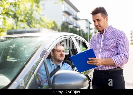 Auto Fahrlehrer mit Zwischenablage und Treiber Stockfoto