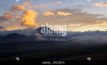 Sonnenaufgang über 'Mount Doom' im Tongariro National Park, Neuseeland Stockfoto