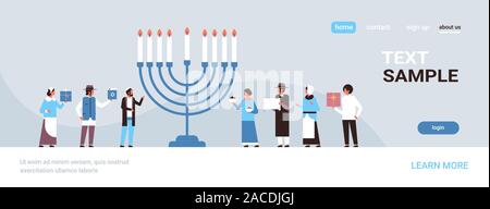 Juden Menschen zusammen in der Nähe von menorah jüdische Männer Frauen in traditioneller Kleidung Happy Chanukka Konzept Judentum Feiertage religiöse Feier voller Länge kopieren Platz horizontale Vektor illustration Stock Vektor